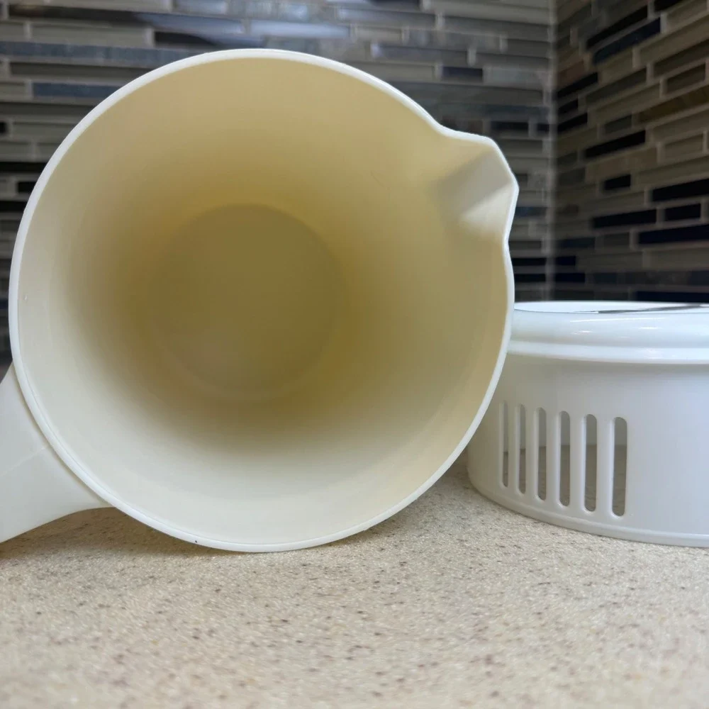 Vintage Rubbermaid 2.25 Quart Pitcher Almond Off White #2445 w/ 3 Position Lid